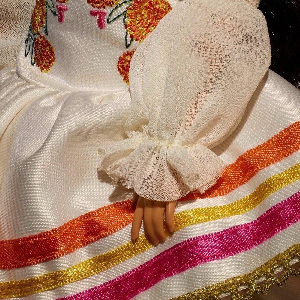 Mattel Barbie Dia de los Muertos - SIGNATURE BARBIE - 2025 New In Shipper Box - Picture 6 of 8